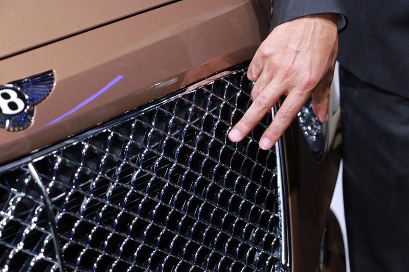 Illustration for article titled The Bentley Bentayga Has A Trunk Full Of Champagne And Diamonds In Its Clock